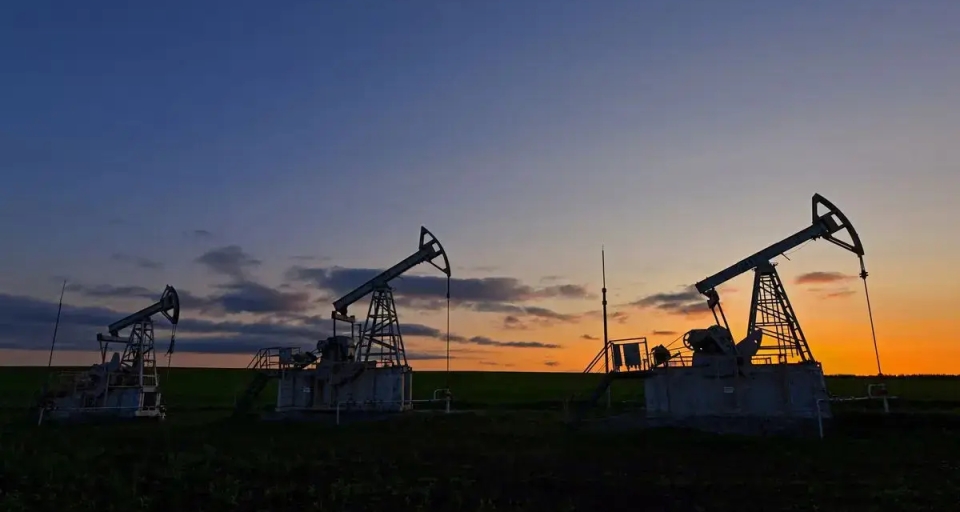 Снижение цен на нефть из-за опасений из-за возможного повышения процентных ставок в США